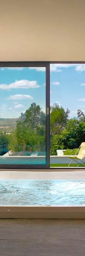 Villa du Belvédère, piscine intérieure, spa et hammam，位于Montagnac的酒店