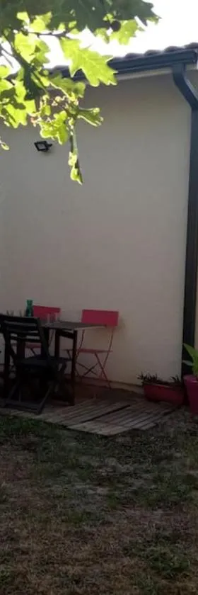 Petite maison avec jardin entre lac et village，位于乌尔坦的酒店
