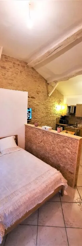Le Cocoon avec parking gratuit，位于屈斯里的酒店