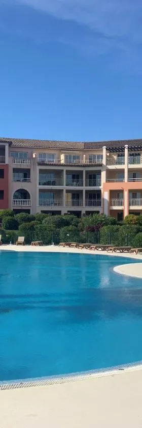 Vacances, thalasso, télétravail dans superbe T3 mer à 100 m, centre à 400 m，位于雷以桑布尔的酒店