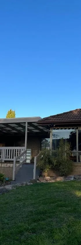 Central Sunbury home with top-hill views, high speed NBN and Netflix ready，位于森伯里的酒店