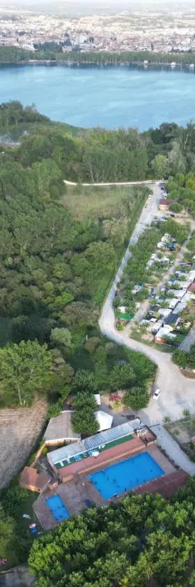 Camping Bungalow el Llac de Banyoles，位于Porqueres的酒店
