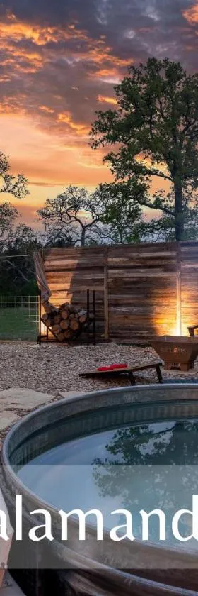 Romantic Tiny Luxury Retreat w heated pool, sauna n outdoor shower in Wimberley 10 acres，位于温伯利的酒店