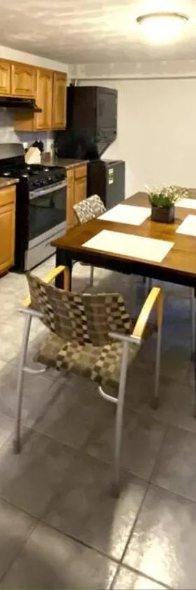 Glorious Suite near Downtown with washer/dryer，位于格洛斯特的酒店