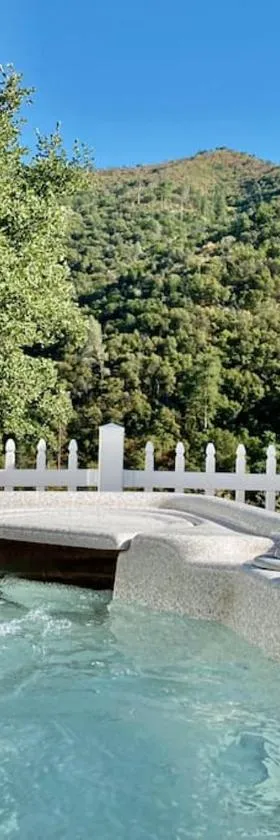 Eagle Nest River Views Hot Tub Games Sleeps 6，位于阿赫瓦尼的酒店