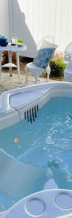 White Feather Suite Hot Tub Private Sleeps 2，位于阿赫瓦尼的酒店