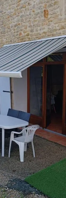 Charmante maison en pierres，位于Sainte-Radégonde-des-Noyers的酒店