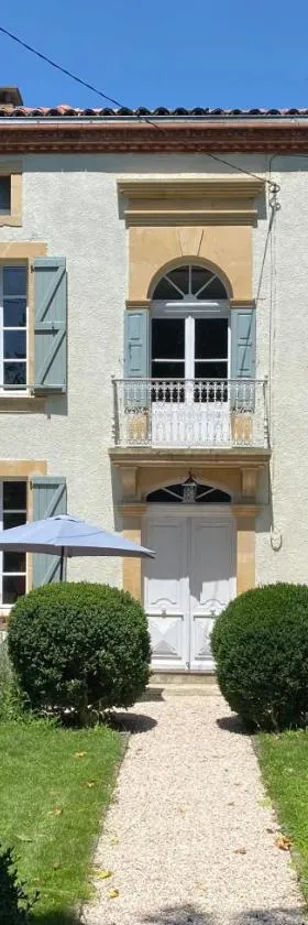 Le Manoir aux Volets Verts with Hot Tub，位于Salerm的酒店