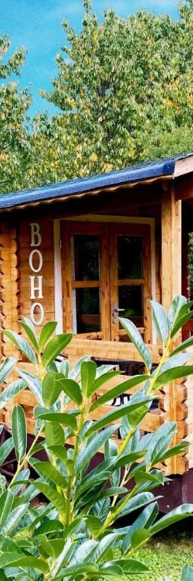 Little Wood Lodges Insolites - Adults Only，位于Bailly-aux-Forges的酒店
