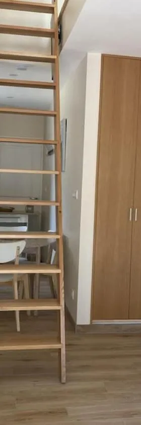 Appartement climatisé avec terrasse，位于康斯拉维利的酒店