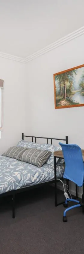 Modern Share house, private bedroom with double size bed, 7min to beach，位于Oaklands的酒店