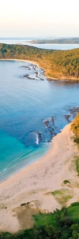 Pebbly Beach Escape，位于East Lynne的酒店