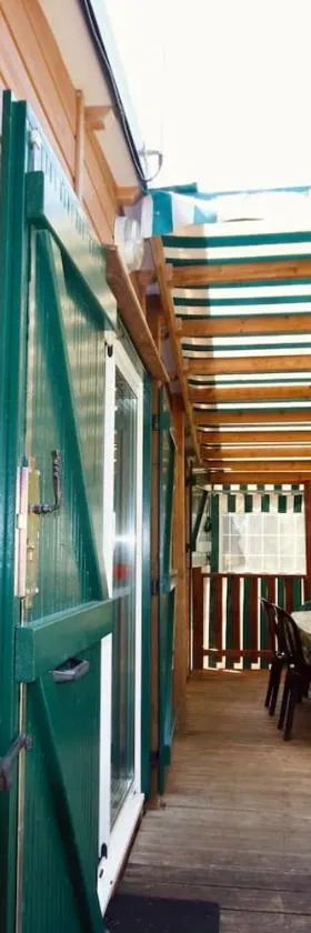 Chalet LA PERCHE au bord de l'eau，位于Lion-en-Sullias的酒店