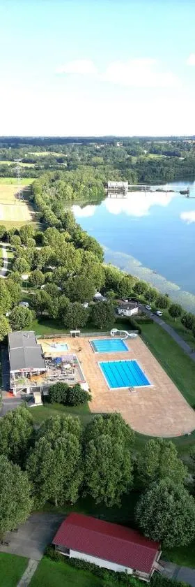 Camping De Thoissey ***，位于Thoissey的酒店