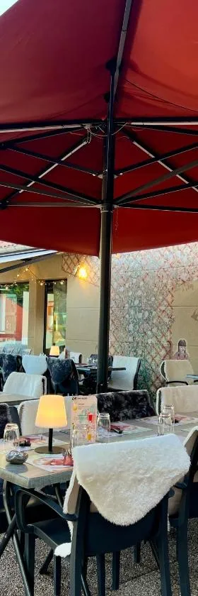 LOGIS HÔTEL, CHALETS et RESTAURANT LES CHATELMINÉS，位于拉布雷斯的酒店