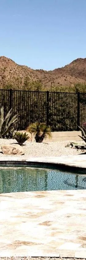 Phoenix Home with heated pool, desert views & hot tub，位于Anthem的酒店