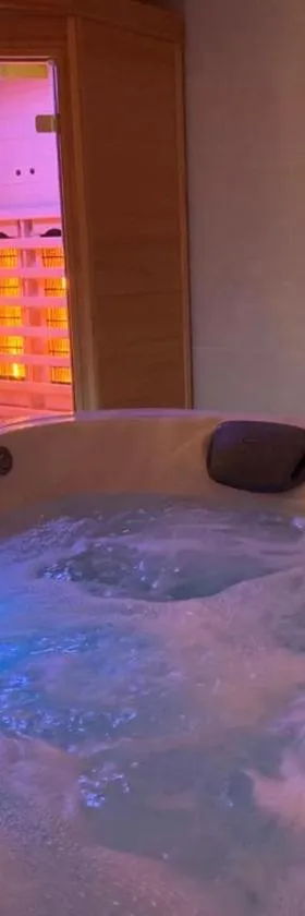 *Romance Jacuzzi* Appartement Spa pour les amoureux ou les solos，位于Deuil-la-Barre的酒店