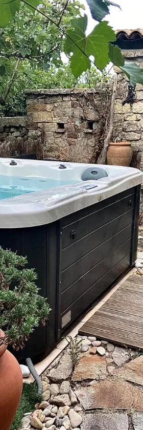Grand et joli studio tout équipé avec jardin et Jacuzzi，位于屈埃尔的酒店