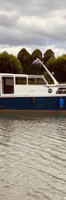 L'Amazone - bateau à quai sur le canal de bourgogne，位于Tanlay的酒店