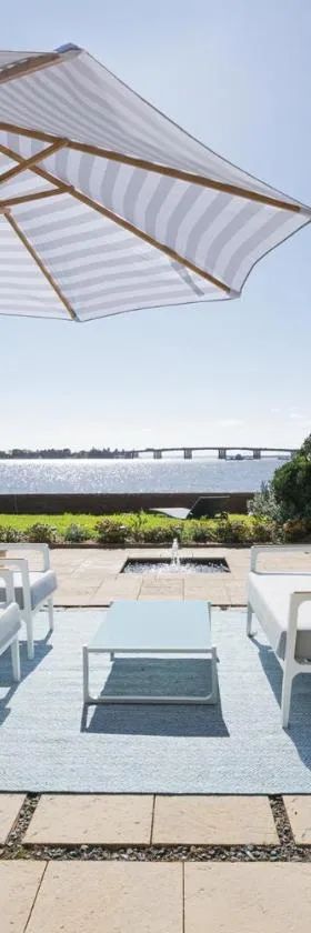 King Bedroom Waterfront Courtyard Apartment，位于Sylvania的酒店