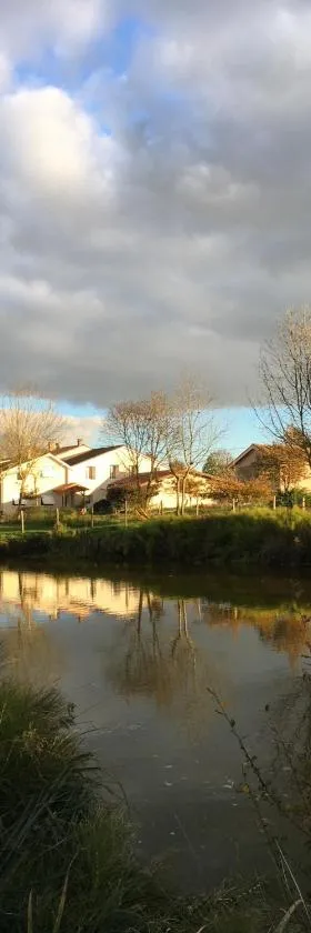 Les Chantours, Domaine naturel arboré et fleuri de15 hectares，位于Saint-Antoine-Cumond的酒店