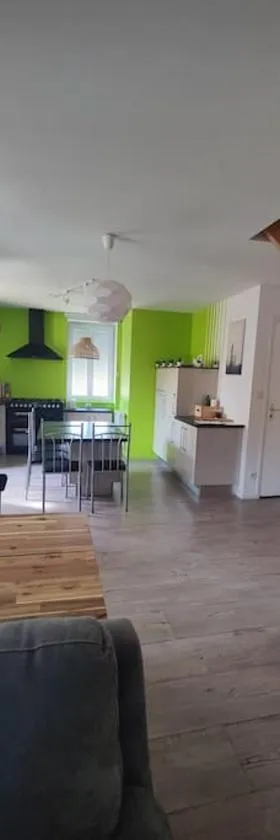 Logement avec grand balcon dans le Brionnais，位于Chauffailles的酒店