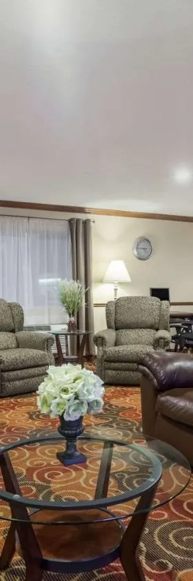 Days Inn & Suites by Wyndham Kaukauna WI，位于Kaukauna的酒店