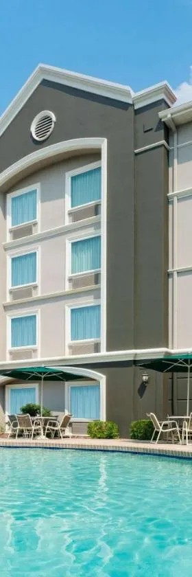 默特尔比奇百老汇地区拉金塔旅馆及套房，位于默特尔比奇的酒店