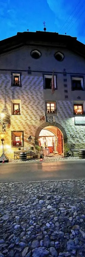 Chasa de Capol - Historische Gaststätte & Weinkellerei，位于圣玛利亚瓦尔姆斯塔尔的酒店
