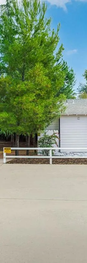 Entire 2 bedroom Pet Friendly Guest Cottage，位于阿尔派恩的酒店