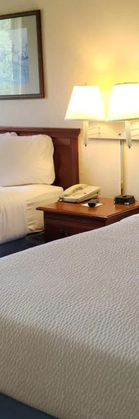 Magnuson Hotel West Liberty，位于West Liberty的酒店