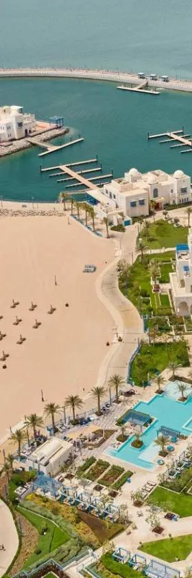 Hilton Salwa Beach Resort and Villas，位于Abū Samrah的酒店