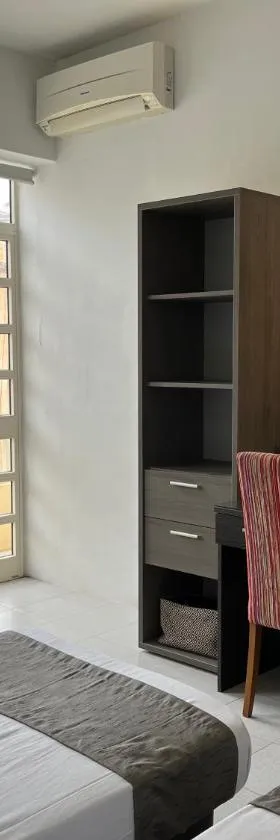 New Aurora Room 2, Sunny Balcony Room, Shared Bath，位于Is-Swieqi的酒店