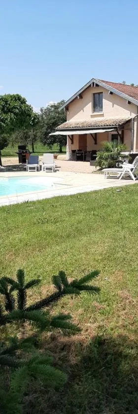 Gîte à la campagne avec piscine，位于Biziat的酒店