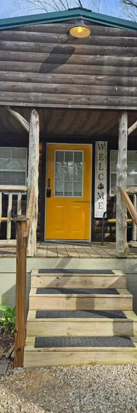 Acorn Cottage at Hocking Vacations，位于洛根的酒店