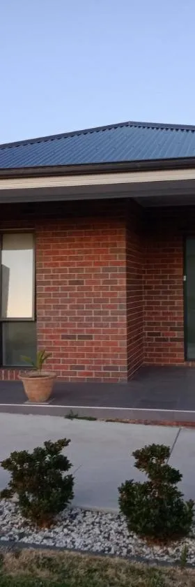 New self-contained one bedroom within a house，位于昆比恩的酒店