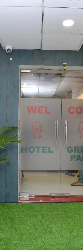 Hotel Green Park，位于甘地讷格尔的酒店