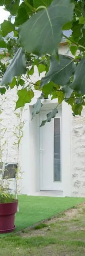 Maison/appartement avec jardin，位于Saint-Denis-en-Val的酒店