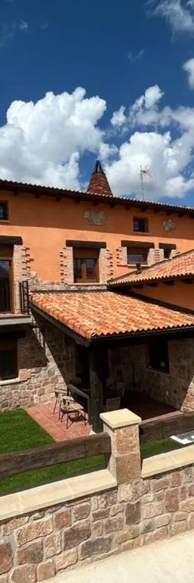 La Traviesa de la Demanda，位于Cabezón de la Sierra的酒店