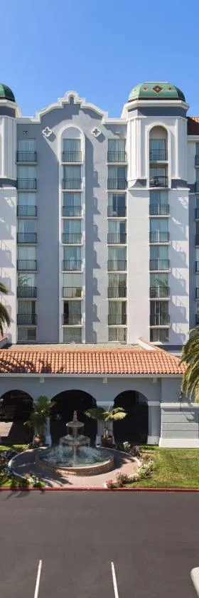 Embassy Suites by Hilton San Francisco Airport Oyster Point，位于伯林格姆的酒店