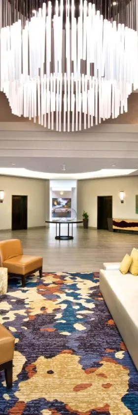Embassy Suites by Hilton Seattle North Lynnwood，位于林伍德的酒店
