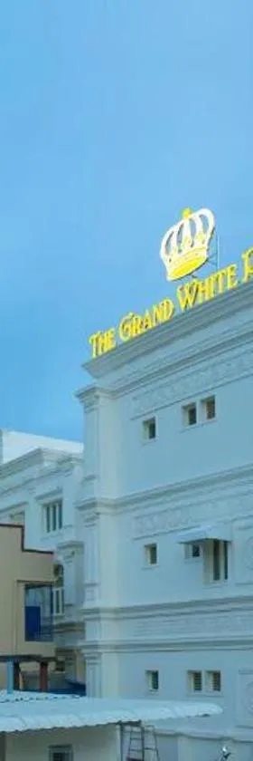 The Grand White Palace，位于Sīrkāzhi的酒店