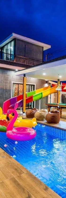 White Cloud & Brown Sand Luxury Pool Villa Cha-Am，位于七岩的酒店