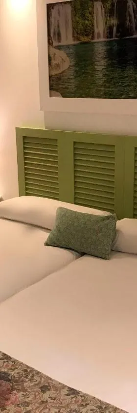 LEON DORMIDO Rooms & Apartments，位于波洛普的酒店