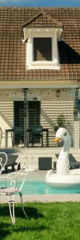 Ma Douce Bulle Piscine & Détente Villa partagée，位于Saint-Léger-près-Troyes的酒店