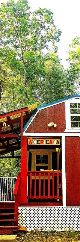 The Americana - Parker Creek Bend Cabins，位于默弗里斯伯勒的酒店