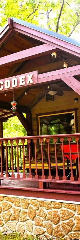 The Codex - Parker Creek Bend Cabins，位于默弗里斯伯勒的酒店