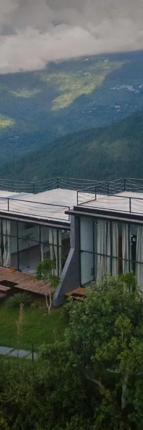 SaffronStays Glasshouse Celeste, Ranikhet - luxurious glass villa with breathtaking views，位于Bhatrojkhan的酒店