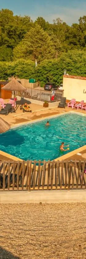 Camping Le Coin Charmant，位于Chauzon的酒店