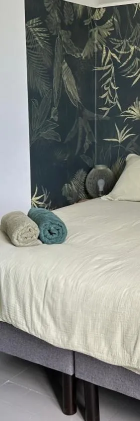 Chambre Tropicale au Domaine de l'Aven，位于维伦纽夫米内瓦的酒店